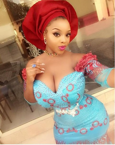 Busty Nigerian Lady Flaunts Her Boobs In Hot Aso Ebi Attire Photos 